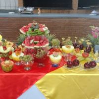 Tem assim, bem mais simples, e ainda tem maçã do amor, e as frutas cortadinhas.