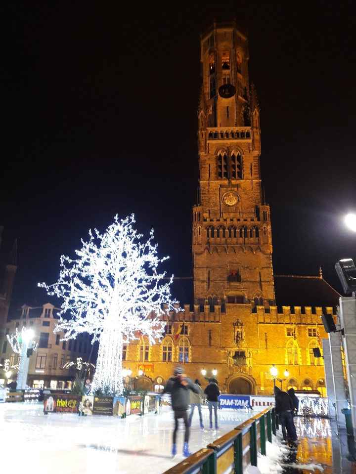 Torre da igreja em Bruges, com a pista de patinação, afinal, é natal!! 