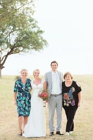 "Convidamos quem queria ir e assim todos tiveram a chance de ir a um casamento", disse Amelia. "Tira