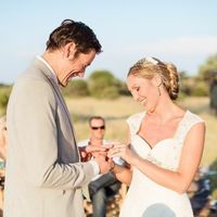 Mas o casamento deles foi um pouco diferente do habitual. Isso porque eles tiveram oito casamentos d
