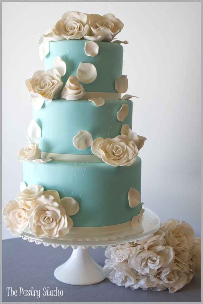 BOLO AZUL COM ROSAS!