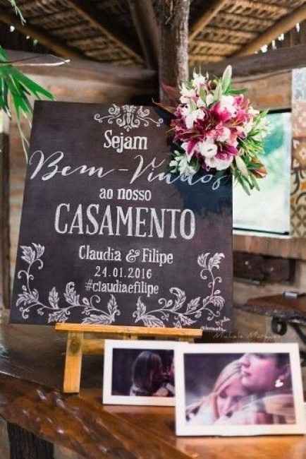 Boas vindas em quadro de giz e fotinhos dos noivos
