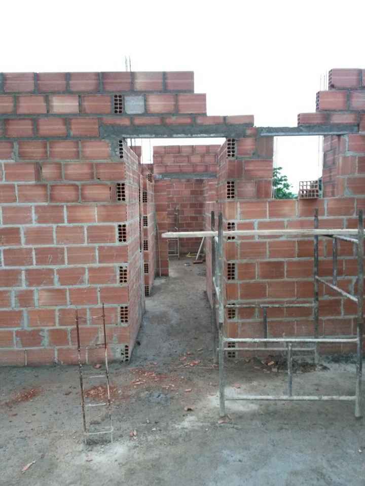 2o andar em construção. Porta que dá para o corredor dos quartos e banheiro