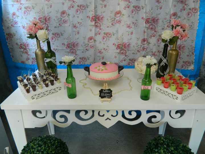 Mesa principal. Pintei duas garrafas de vinho com tinta spray dourada, amoo dourado! Os dois arranjo