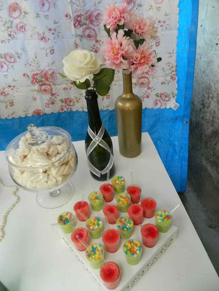 Bombonier com marshmallows e copinhos com musse de limão e morango. Deliciosoos