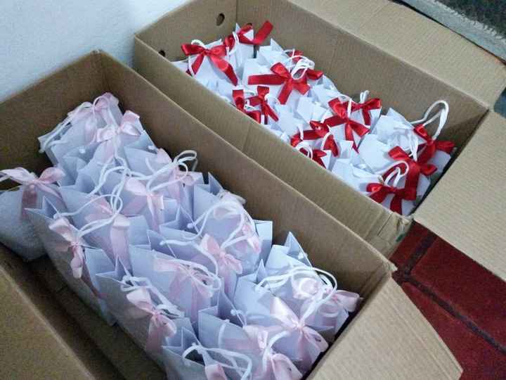 Amarramos lacinhos nas cores da festa, sendo vermelho para os padrinhos e rosa para as madrinhas 