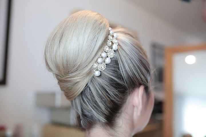Penteado: Quando vi esse coque alto não tive dúvidas que seria ele! É super clássico e romântico, o 
