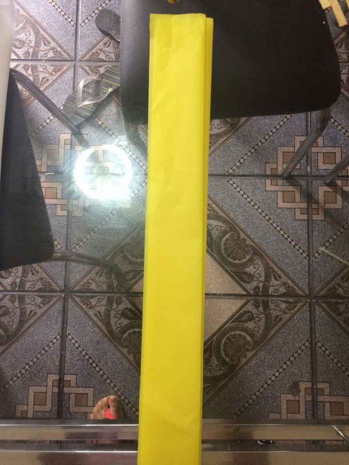 Tire o amarelo do restante da folhas e dobre ao meio