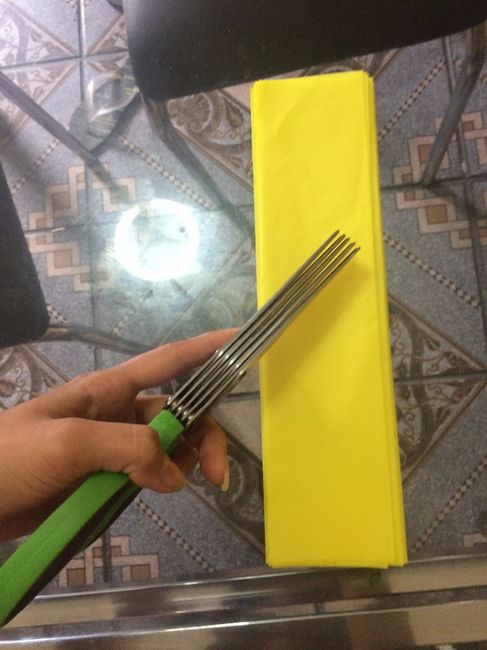 Corte as pontas, eu usei essa tesoura para facilitar.Mais pode ser qualquer uma