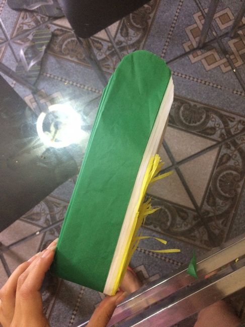Amarre um nylon para as folhas nao soltarem e cortem as pontas do jeito que quiserem 