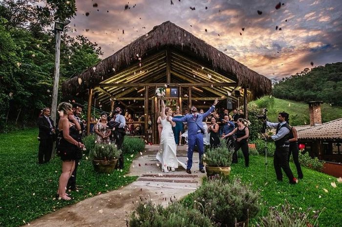 Casamento dos sonhos - helicóptero jogando pétalas