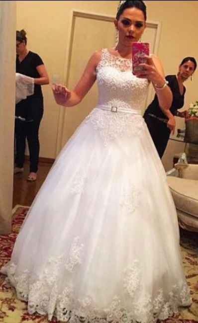 Qual desses vestidos  é mais bonito - 1