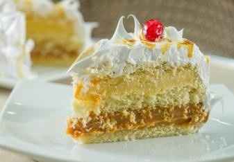 Bolo de baba de moça com doce de leite