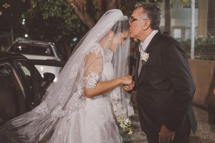 Meu pai me beijando com  véu