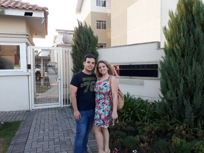 Na frente do condomínio
