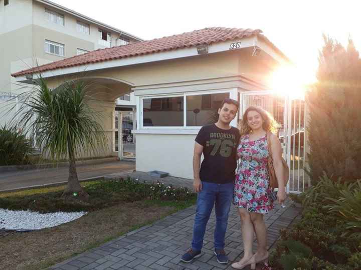 Na frente do condomínio