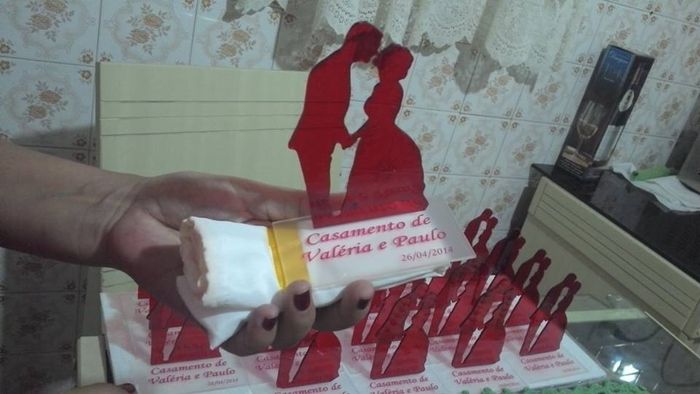 Um casal de noivos feito em acrílico 