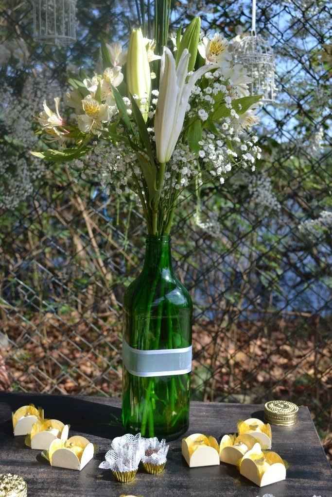 Garrafas de vinho e suco na decoração