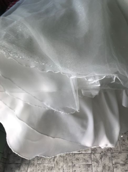 Onde lavar o vestido de noiva? 13