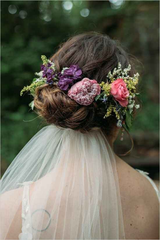 Flores com muita personalidade para o cabelo da noiva - 1