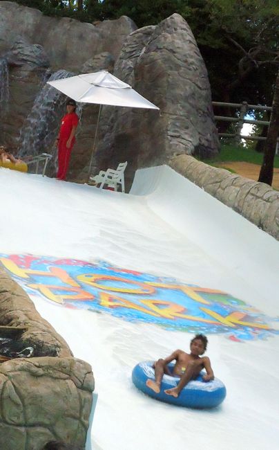 Varios brinquedos divertidos, no Hot Park em Caldas Novas - Go