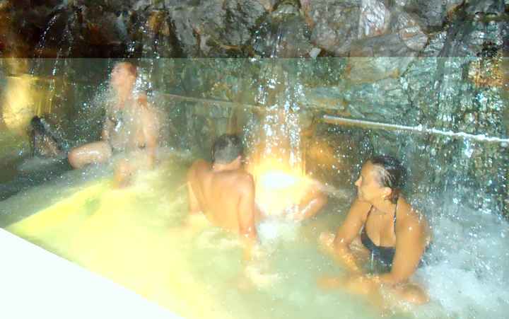 Aguas quentes naturais no Hot Park em Caldas Novas - Go