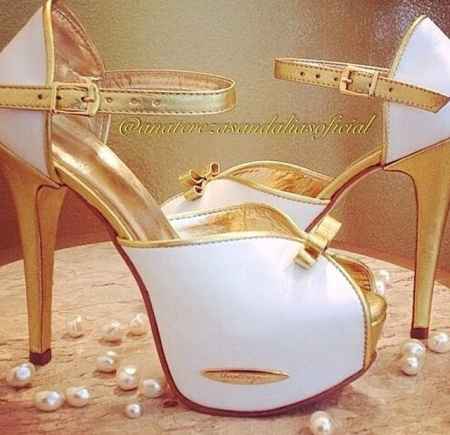 Sapato Branco e dourado