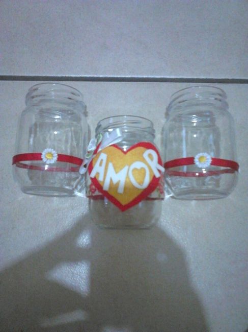 Enfeites com garrafas de vidro e latas - 1