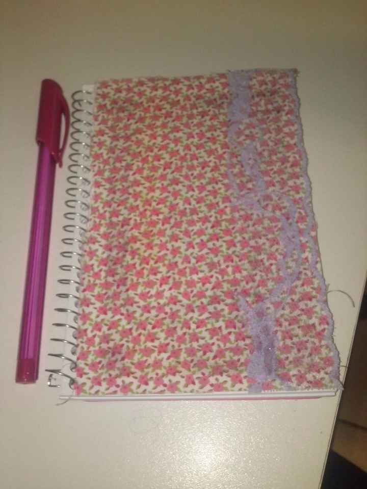 Caderneta personalizada e caneta rosa
