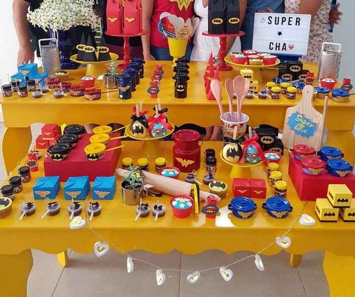 Mesa Completa com maçãs decoradas e cup cake