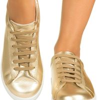 Tênis dourado