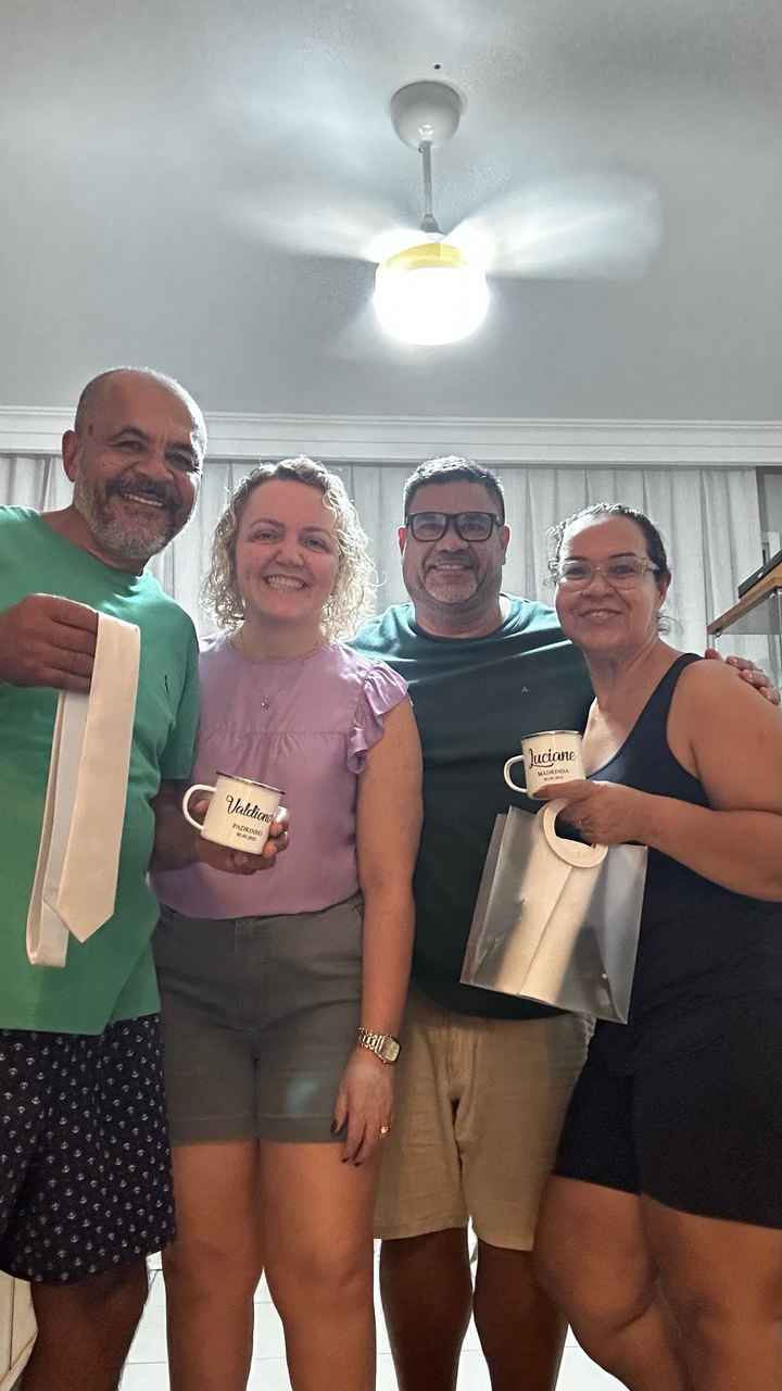 Entrega das lembranças dos padrinhos Luciane e Valdionor - 1