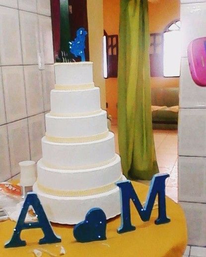 bolo fake ,letras mdf ,bonequinhos ,topo do bolo ,dia da festa no dia que os terminei 
