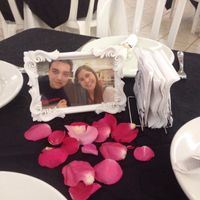 3 - Fotos como centro de mesa e pétalas 
