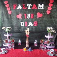 Aqui tirei foto sem os doces por isso está simples!