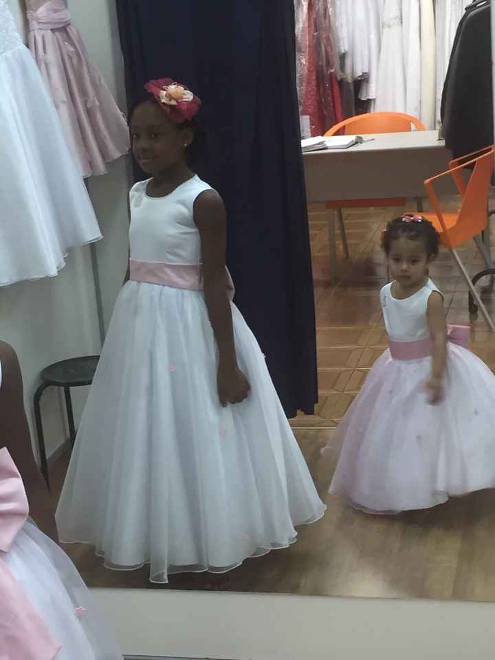Os vestidos são iguais, porém o da dama menor o saiote é Rosa 