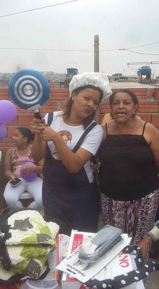 minha tia e o presente lindo kkk