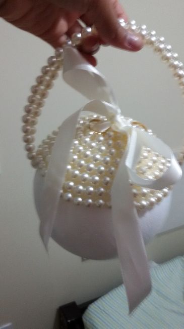 A metade da bolinha colada. Depois que passa por baixo da fita é só continuar colando. Se o colar ac