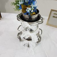 Bolo de panela. Laço de renda e flores artificiais.