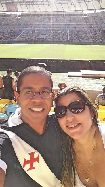 Para um casal que amam futebol, uma foto no templo do futebol. Maracanã! Final do campeonato carioca