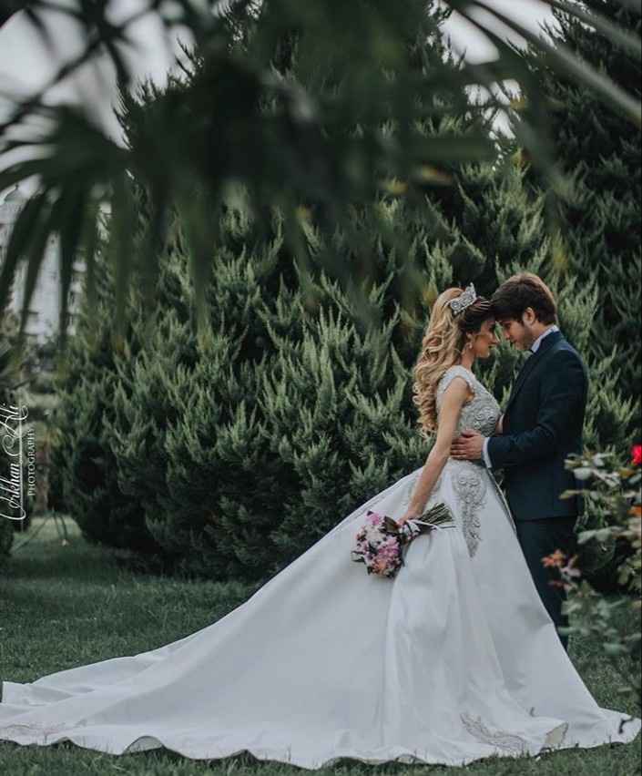 O vestido sempre aquele bem cheio de brilho e luxo e na maioria das vezes com calda 