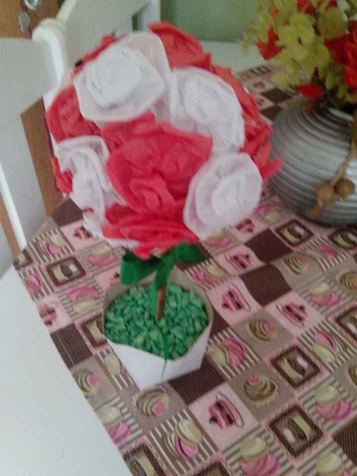 Meus arranjos de mesa de papel crepom ! - 2