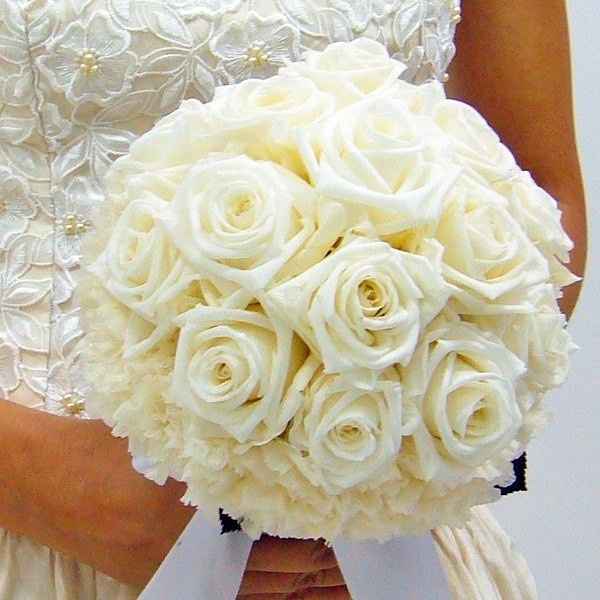 Flor branca: As flores brancas, em especial as rosas, são as flores das noivas. Elas são o símbolo d