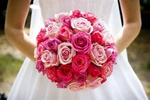 Flor rosa: Um buquê com flores rosa indica amizade, carinho e romance, mas pode ter significados dif