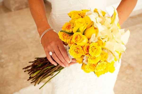 Flor amarela: As flores amarelas no buquê da noiva demonstram alegria. Se as flores amarelas vierem 