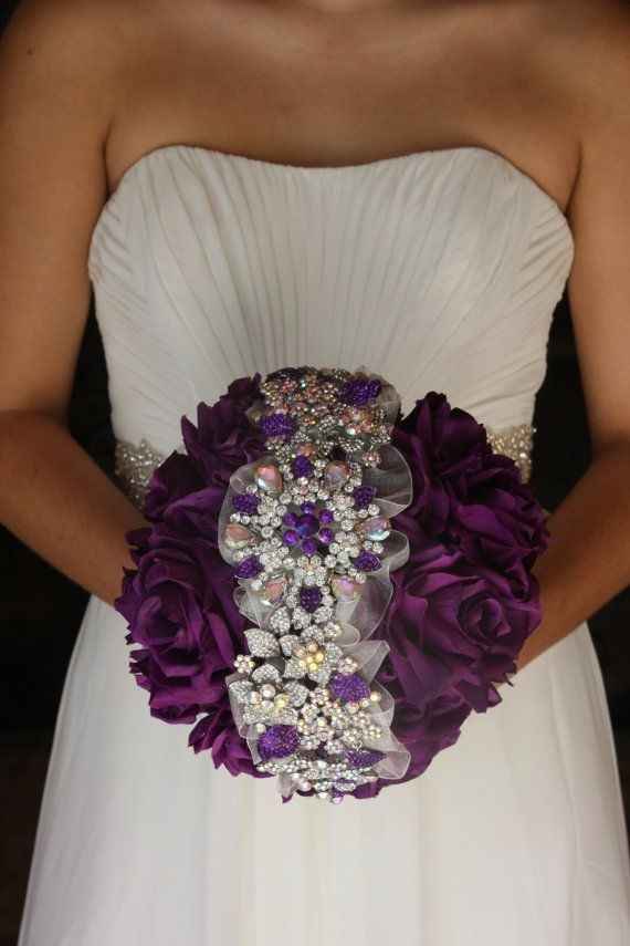 Flor púrpura (violeta): Representa calma, autocontrole e dignidade. O buquê de noiva nestes tons tam