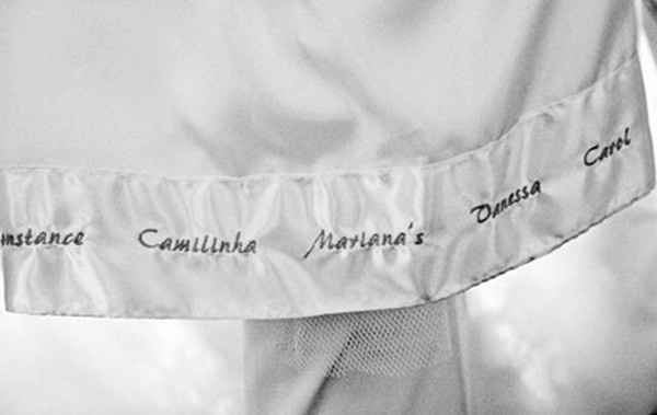 Nomes das amigas na barra do vestido
