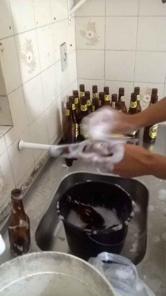 Meu noivinho lavando as garrafas!!