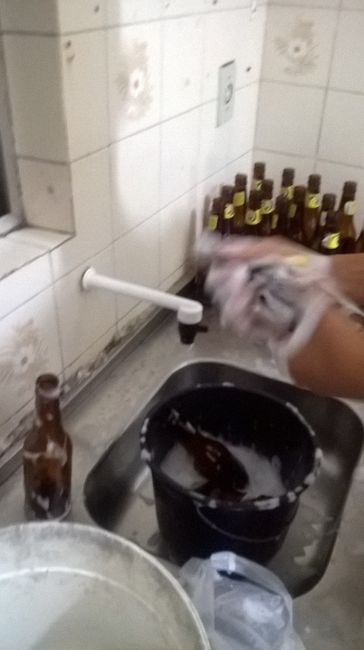 Meu noivinho lavando as garrafas!!