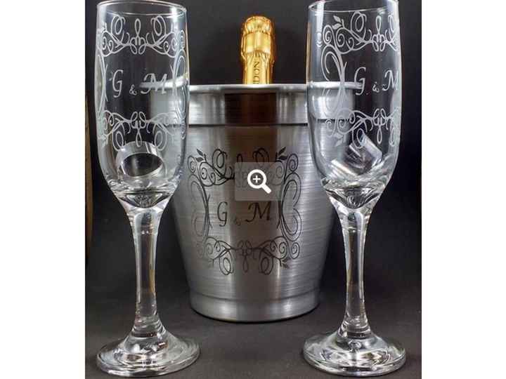 Balde de gelo com taças personalizadas e chandon baby